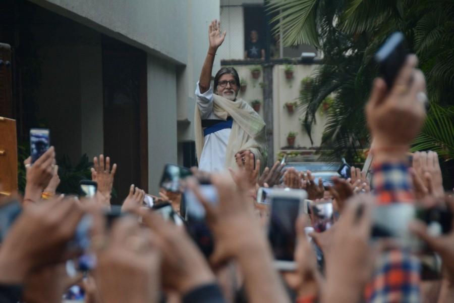 Actor Amitabh Bachchan greets his fans from his residence on the eve of New Year in Mumbai. Amitabh Bachchan,actor Amitabh Bachchan,Amitabh Bachchan meets fan,Amitabh Bachchan greets fans