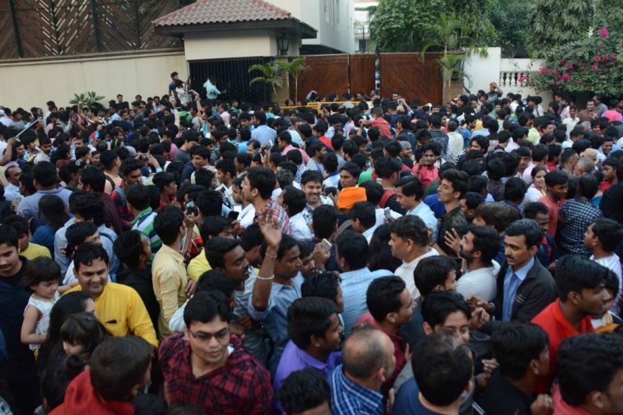 Actor Amitabh Bachchan greets his fans from his residence on the eve of New Year in Mumbai on Dec 31, 2017. Amitabh Bachchan,actor Amitabh Bachchan,Amitabh Bachchan meets fan,Amitabh Bachchan greets fans