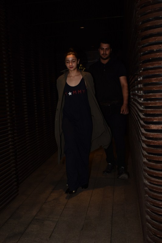 Alia Bhatt spotted at Estella Juhu in Mumbai. Alia Bhatt,actress Alia Bhatt,Alia Bhatt at Estella Juhu,Estella Juhu