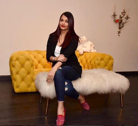 Gauri Khan has had celebs like Aamir Khan, Ranbir Kapoor, Alia Bhatt, Nita Ambani amongst others visiting her artwork collection before. The star wife has carved a place for herself in the creative Industry with her imaginative designs. Aishwarya Rai and Abhishek Bachchan,Aishwarya Rai,Abhishek Bachchan,Aishwarya Rai Bachchan,Gauri Khan,New year