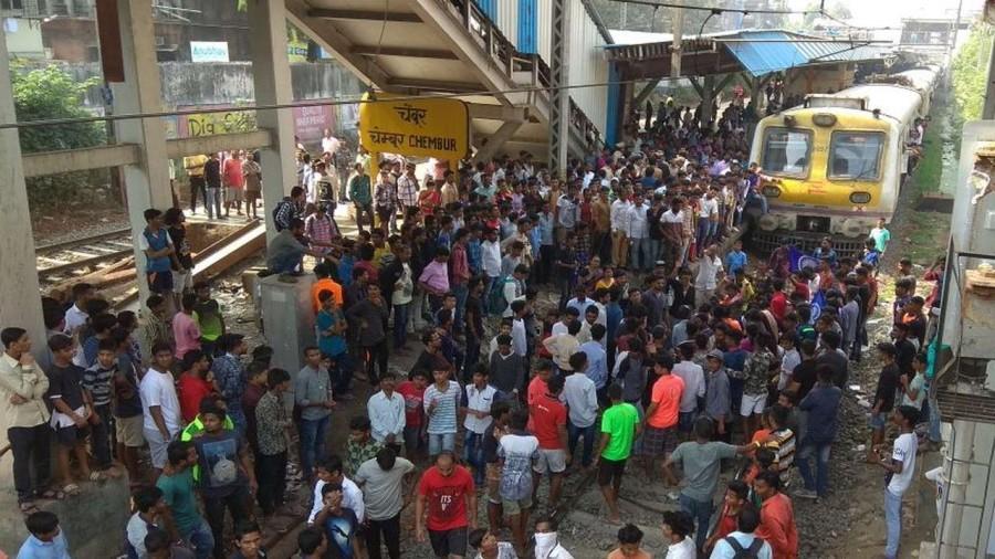 Fadnavis' move came after Nationalist Congress Party (NCP) leader Sharad Pawar blamed the Maharashtra administration for lapses leading to Monday's riots and appealed for peace. The disturbances erupted in the village of Koregaon-Bhima on January 1 during the 200th anniversary celebrations of the Anglo-Maratha War between the Army of Peshwa Bajirao II with a small force of East India Company that comprised a large number of Dalits. Bhima Koregaon Violence,Bhima Koregaon,Chembur,Ghatkopar,Traffic jams choke Chembu,Chembu Traffic jam,Devendra Fadnavis