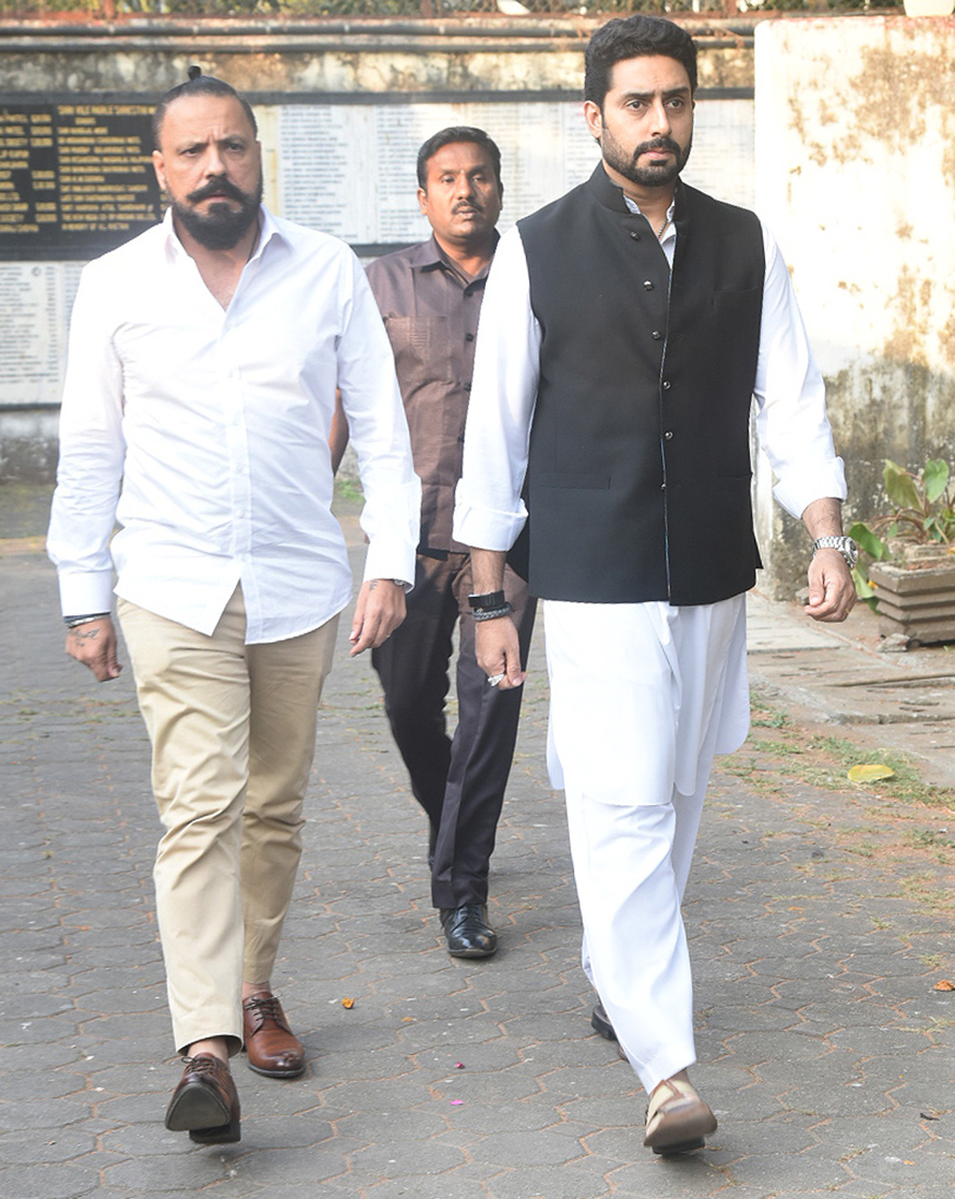 Bunty Walia and Abhishek Bachchan arrive to pay their last respects to actor Nikhil Dwivedi's father in Mumbai. Shah Rukh Khan,Abhishek Bachchan,Bunty Walia,Atul Agnihotri,Nikhil Dwivedi's father,Nikhil Dwivedi,Nikhil Dwivedi father funeral,Nikhil Dwivedi father demise,Nikhil Dwivedi father death