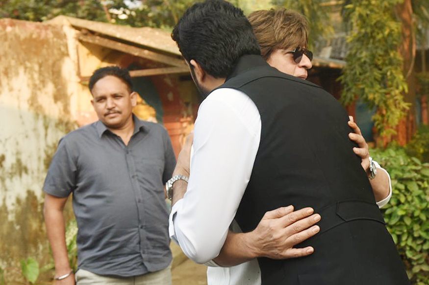 Shah Rukh Khan and Abhishek Bachchan greet each other at the funeral of Nikhil Dwivedi's father in Mumbai. Shah Rukh Khan,Abhishek Bachchan,Bunty Walia,Atul Agnihotri,Nikhil Dwivedi's father,Nikhil Dwivedi,Nikhil Dwivedi father funeral,Nikhil Dwivedi father demise,Nikhil Dwivedi father death