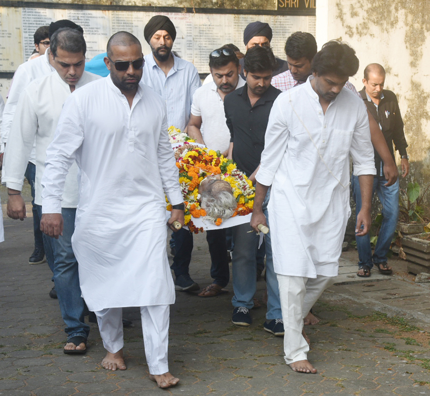 Funeral procession of Nikhil Dwivedi's father in Mumbai on January 02, 2018. Shah Rukh Khan,Abhishek Bachchan,Bunty Walia,Atul Agnihotri,Nikhil Dwivedi's father,Nikhil Dwivedi,Nikhil Dwivedi father funeral,Nikhil Dwivedi father demise,Nikhil Dwivedi father death