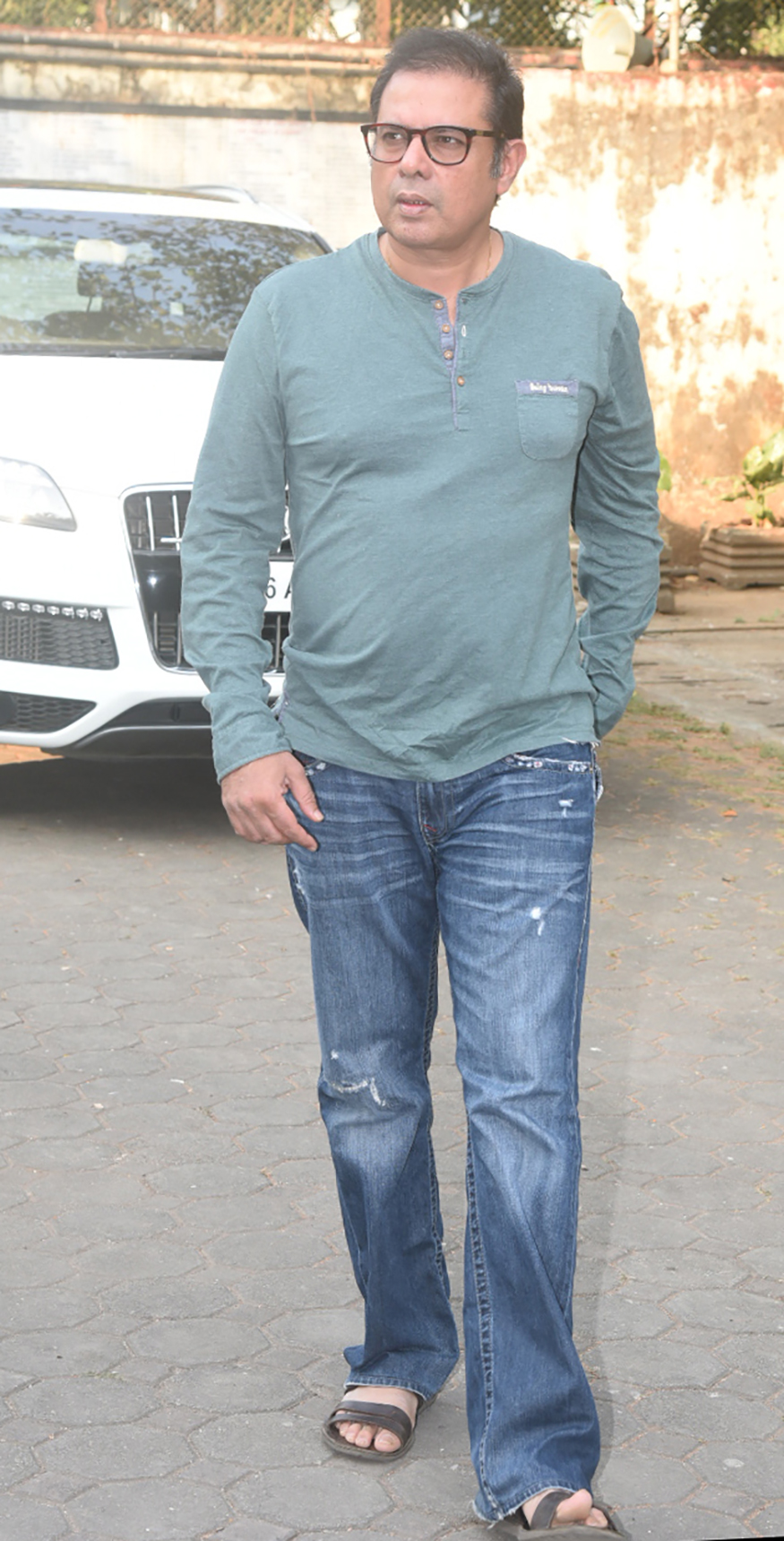 Atul Agnihotri arrives to pay his last respects to actor Nikhil Dwivedi's father during the funeral ceremony in Mumbai. Shah Rukh Khan,Abhishek Bachchan,Bunty Walia,Atul Agnihotri,Nikhil Dwivedi's father,Nikhil Dwivedi,Nikhil Dwivedi father funeral,Nikhil Dwivedi father demise,Nikhil Dwivedi father death