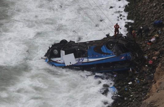 The accident occurred on Tuesday night on the Pan American Highway North about 45 km from Lima in Pasamayo, an area overlooking the Pacific Ocean known as 