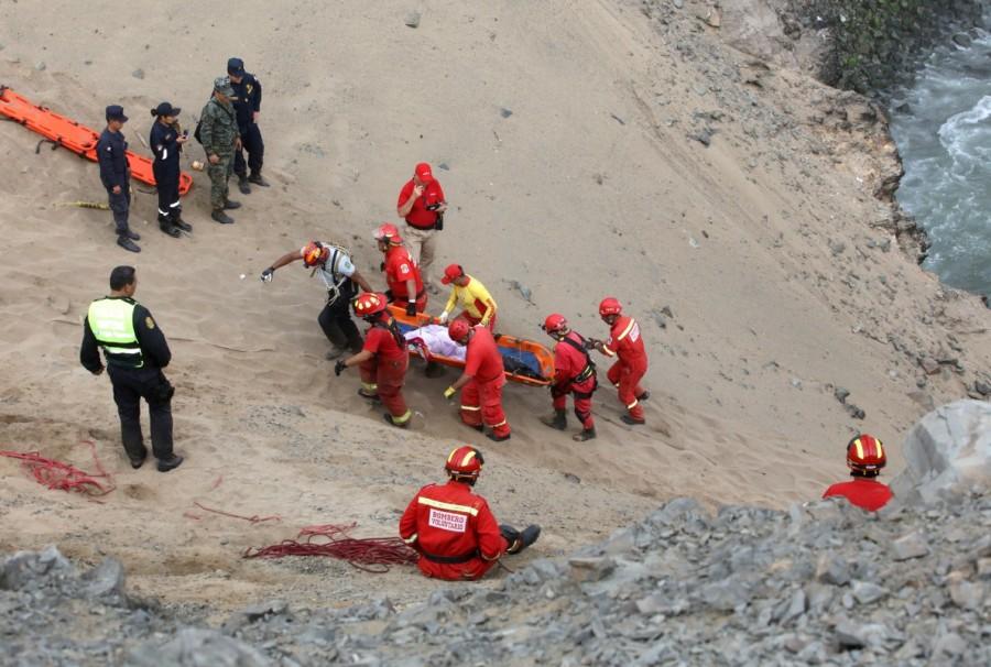 The emergency services worked to rescue the survivors and to locate the deceased among the twisted irons of the bus before the tide covered the vehicle, which belongs to the San Martin Company. Peru bus accident,Peru accident,Peru accident kills 48,Peru bus accident kills 48