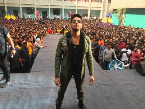 'Shuru Kar' is a promotional song for Neeraj Pandey's upcoming next titled Aiyaary. The promotional song was shot amidst 5000 students featuring Sidharth Malhotra and Rakul Preet Singh. While the actors are seen making appearances in the city, Sidharth Malhotra and Rakul Preet Singh set the stage on fire with their electrifying performance at the college's annual fest.