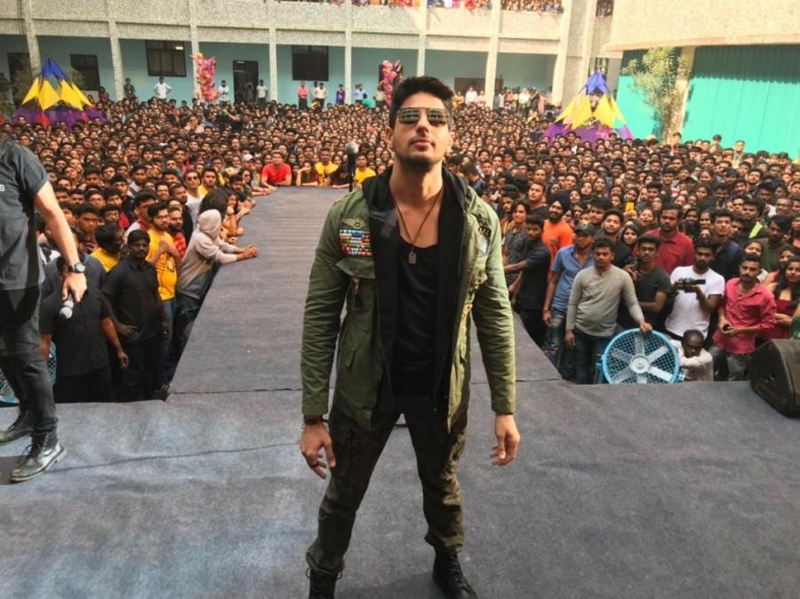 'Shuru Kar' is a promotional song for Neeraj Pandey's upcoming next titled Aiyaary. The promotional song was shot amidst 5000 students featuring Sidharth Malhotra and Rakul Preet Singh. While the actors are seen making appearances in the city, Sidharth Malhotra and Rakul Preet Singh set the stage on fire with their electrifying performance at the college's annual fest. Aiyaary,Aiyaary song,Aiyaary song shoot,Shuru Kar,Shuru Kar song,Sidharth Malhotra and Rakul Preet,Sidharth Malhotra,Rakul Preet,rakul preet singh