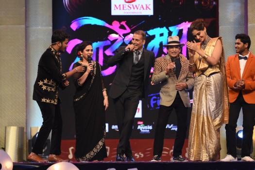 Akshay Kumar sings a Marathi song at the Zee Marathi Sa Re Ga Ma Grand Finale.