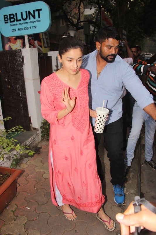 Bollywood actress Alia Bhatt spotted at Bblunt Salon Khar in Mumbai. Alia Bhatt,actress Alia Bhatt,Alia Bhatt at B Blunt salon,Alia Bhatt at salon,B Blunt salon,hot Alia Bhatt,Alia Bhatt latest pics,Alia Bhatt latest images,Alia Bhatt latest stills,Alia Bhatt latest pictures,Alia Bhatt latest photos