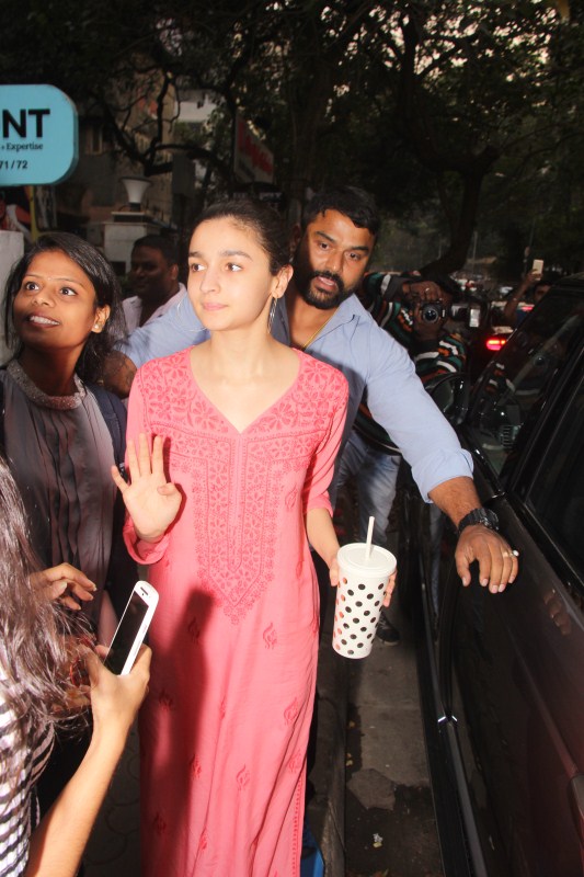 Alia Bhatt spotted at Bblunt salon Khar in Mumbai on 09th Jan 2018. Alia Bhatt,actress Alia Bhatt,Alia Bhatt at B Blunt salon,Alia Bhatt at salon,B Blunt salon,hot Alia Bhatt,Alia Bhatt latest pics,Alia Bhatt latest images,Alia Bhatt latest stills,Alia Bhatt latest pictures,Alia Bhatt latest photos