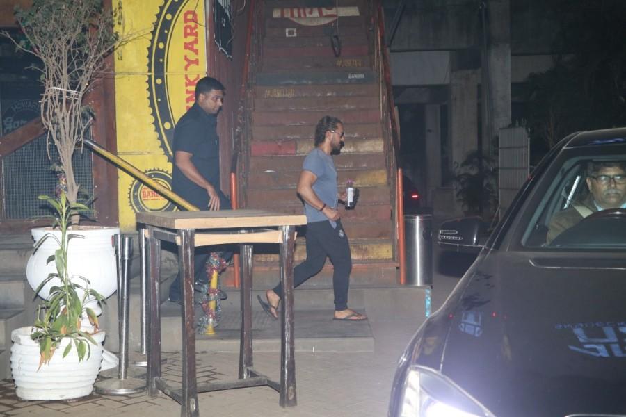 Bollywood actor Aamir Khan spotted at bandra in Mumbai on 09th Jan 2018. Secret Superstar actor Aamir Khan,Aamir Khan,actor Aamir Khan,Aamir Khan spotted at bandra,Aamir Khan at bandra,Aamir Khan latest pics,Aamir Khan latest images,Aamir Khan latest stills,Aamir Khan latest pictures,Aamir Khan latest photos