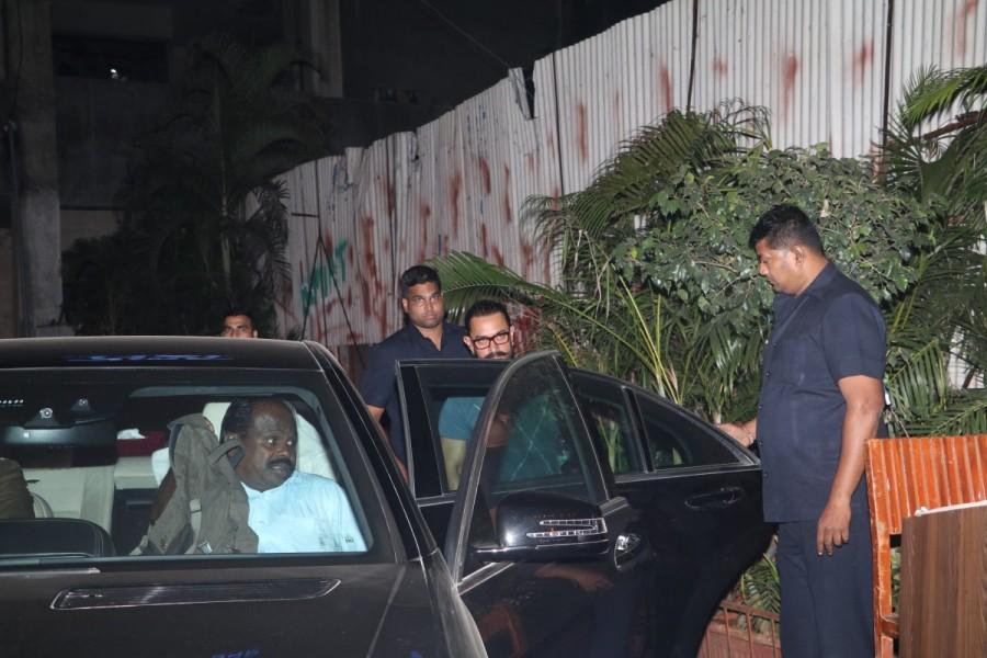 Aamir Khan clicked at Bandra. Secret Superstar actor Aamir Khan,Aamir Khan,actor Aamir Khan,Aamir Khan spotted at bandra,Aamir Khan at bandra,Aamir Khan latest pics,Aamir Khan latest images,Aamir Khan latest stills,Aamir Khan latest pictures,Aamir Khan latest photos
