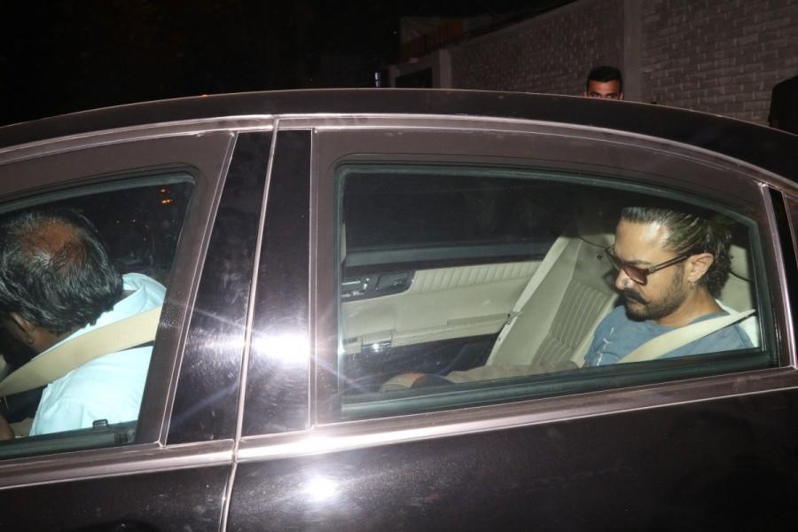 Secret Superstar actor Aamir Khan spotted at bandra in Mumbai on 09th Jan 2018. Secret Superstar actor Aamir Khan,Aamir Khan,actor Aamir Khan,Aamir Khan spotted at bandra,Aamir Khan at bandra,Aamir Khan latest pics,Aamir Khan latest images,Aamir Khan latest stills,Aamir Khan latest pictures,Aamir Khan latest photos