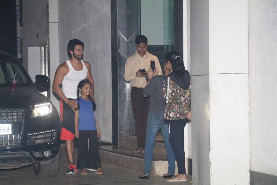 Bollywood actor Varun Dhawan was spotted coming out of his gym in Mumbai. Varun Dhawan,actor Varun Dhawan,Varun Dhawan spotted at gym,Varun Dhawan at gym,hot Varun Dhawan,Varun Dhawan latest pics,Varun Dhawan latest images,Varun Dhawan latest stills,Varun Dhawan latest pictures,Varun Dhawan latest photos