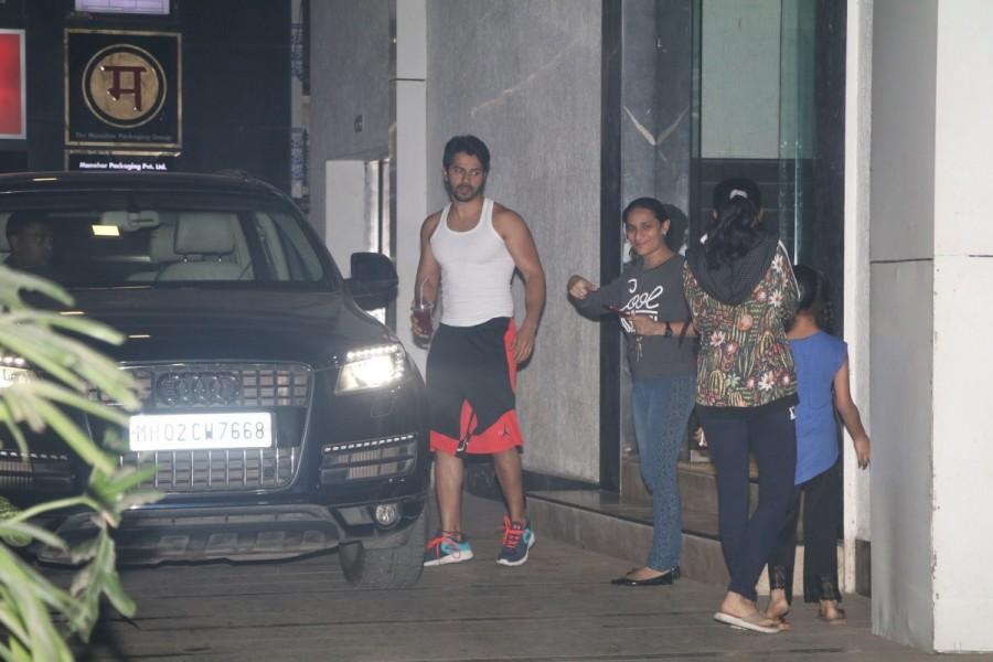 Varun Dhawan was spotted getting in his car outside the gym in Mumbai. Varun Dhawan,actor Varun Dhawan,Varun Dhawan spotted at gym,Varun Dhawan at gym,hot Varun Dhawan,Varun Dhawan latest pics,Varun Dhawan latest images,Varun Dhawan latest stills,Varun Dhawan latest pictures,Varun Dhawan latest photos