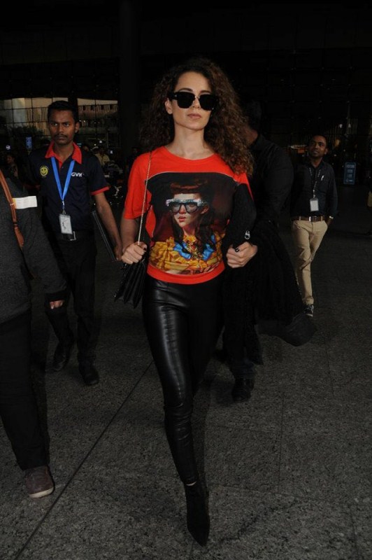 Kangana Ranaut is all smiles at the airport. Kangana Ranaut,actress Kangana Ranaut,hot Kangana Ranaut,Kangana Ranaut at Mumbai airport,Kangana Ranaut latest pics,Kangana Ranaut latest images,Kangana Ranaut latest stills,Kangana Ranaut latest pictures,Kangana Ranaut latest photos