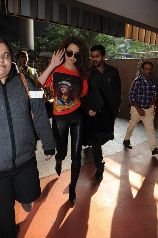 Kangana Ranaut makes an edgy and stylish entry at the airport. Kangana Ranaut,actress Kangana Ranaut,hot Kangana Ranaut,Kangana Ranaut at Mumbai airport,Kangana Ranaut latest pics,Kangana Ranaut latest images,Kangana Ranaut latest stills,Kangana Ranaut latest pictures,Kangana Ranaut latest photos
