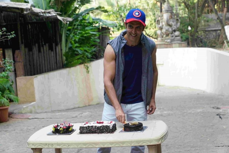 Huge fans of the superstar, Hrithik Roshan started arriving in the narrow lane of his Juhu home from the early morning hours on 10th January. They had come from across the country in the hope to catch a glimpse of their idol and to celebrate his birthday. Hrithik Roshan,happy birthday Hrithik Roshan,Hrithik Roshan birthday celebration,Hrithik Roshan birthday celebration pics,Hrithik Roshan birthday celebration images,Hrithik Roshan birthday celebration stills,Hrithik Roshan birthday celebration pictures,Hr