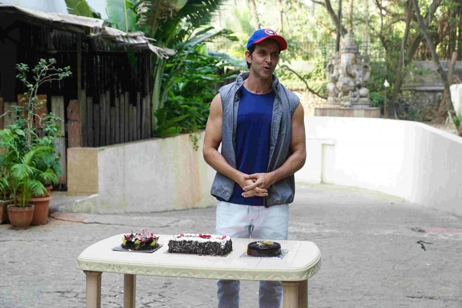 They were overjoyed when he stepped down to meet them and gather all their love and wishes. They kept cheering when he was there. Not only that, he also cut cakes that they had brought along for him. They came wearing T-shirts printed with his pictures and carrying big posters of his pictures. Hrithik Roshan,happy birthday Hrithik Roshan,Hrithik Roshan birthday celebration,Hrithik Roshan birthday celebration pics,Hrithik Roshan birthday celebration images,Hrithik Roshan birthday celebration stills,Hrithik Roshan birthday celebration pictures,Hr