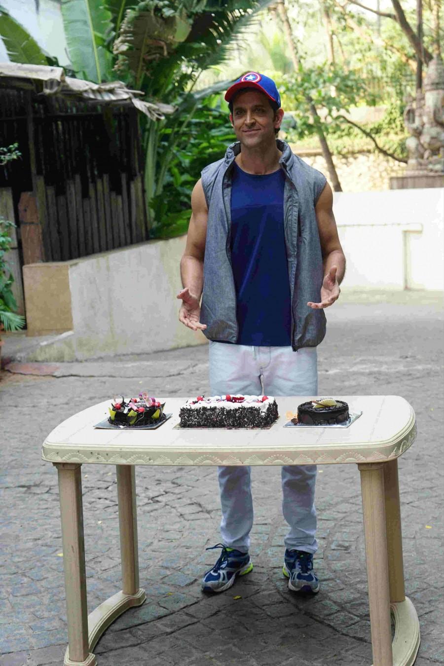 Hrithik surely knows how to make his fans happy and feel special. Wishes have been pouring in for the Kaabil star from all quarters. Hrithik Roshan,happy birthday Hrithik Roshan,Hrithik Roshan birthday celebration,Hrithik Roshan birthday celebration pics,Hrithik Roshan birthday celebration images,Hrithik Roshan birthday celebration stills,Hrithik Roshan birthday celebration pictures,Hr