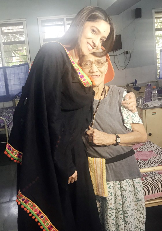 She started 2018 with the noble cause by donating food, blankets and cloths at Jeevan Asha old age home in Veera Desai, Mumbai. Ankita Lokhande,Ankita Lokhande at old age home,Pavitra Rishta,Pavitra Rishta actress Pavitra Rishta,Manikarnika