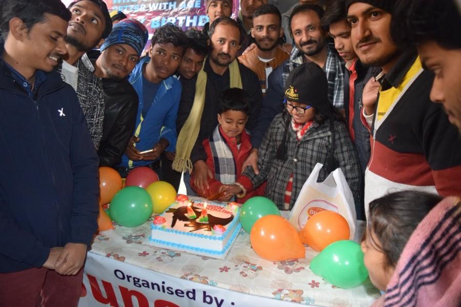 The actor who will be next seen starring in his first biopic based on the life of Anand Kumar shares a cordial bond with the mathematician. Anand Kumar celebrated the actor's birthday along with the team of Super 30 and members of Hrithik Roshan's fan clubs. Anand Kumar,Real life Anand Kuma,Super 30 star Hrithik Roshan,Hrithik Roshan birthday,Hrithik Roshan birthday celebration
