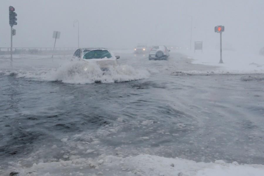 Drivers make their way along the flooded Beach Road after the ocean overtopped the seawall during a winter snowstorm in the Boston suburb of Lynn, Massachusetts. U.S. Northeast,Blizzard roars,Blizzard roars in US