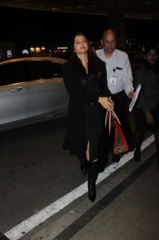 Aishwarya Rai Bachchan wowed all with her airport look in all-black attire.