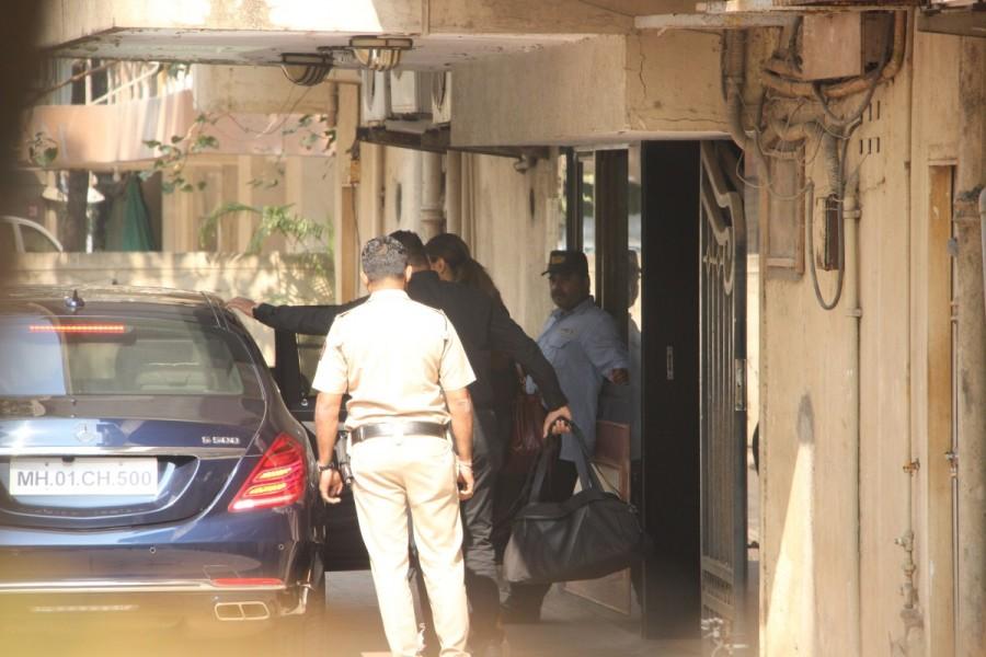 Deepika Padukone was spotted coming out of her gym post her workout session in Mumbai. Padmaavat,Padmaavat actress,Deepika Padukone,Deepika Padukone gym,Deepika Padukone at gym,deepika padukone workout,Deepika Padukone latest pics,Deepika Padukone latest images,Deepika Padukone latest stills,Deepika Padukone latest pictures,Deepika Padukone