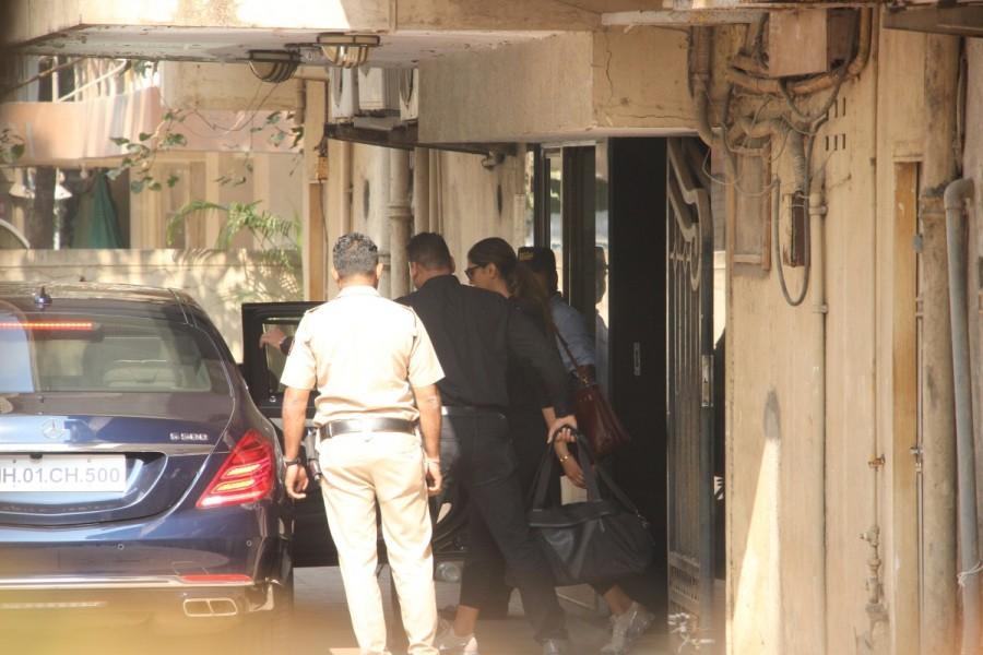 Deepika Padukone gets papped post her workout session in Mumbai. Padmaavat,Padmaavat actress,Deepika Padukone,Deepika Padukone gym,Deepika Padukone at gym,deepika padukone workout,Deepika Padukone latest pics,Deepika Padukone latest images,Deepika Padukone latest stills,Deepika Padukone latest pictures,Deepika Padukone