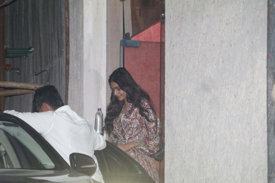 Actress Sonam Kapoor spotted in Bandra while coming out from a clinic Sonam Kapoor,Sonam Kapoor visits clinic,Sonam Kapoor at Bandra,Sonam Kapoor in Bandra,Sonam Kapoor latest pics,Sonam Kapoor latest images,Sonam Kapoor latest stills,Sonam Kapoor latest pictures,Sonam Kapoor latest photos