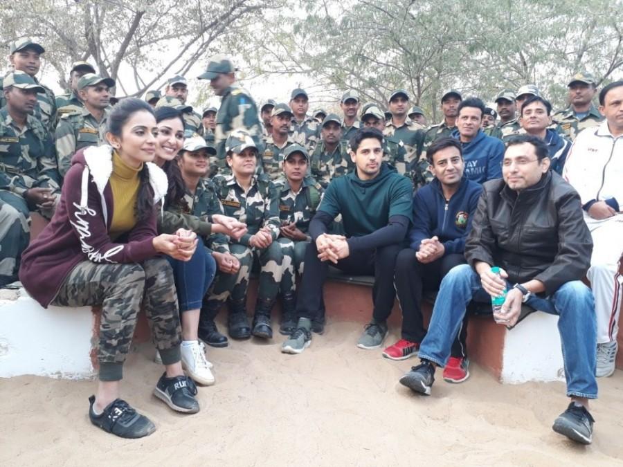 Filmmaker Neeraj Pandey along with Manoj Bajpayee, Sidharth Malhotra, Rakul Preet Singh and Pooja Chopra visited the BSF camp in Jaisalmer after the team received an invite from the Jawans. Neeraj Pandey,Manoj Bajpayee,Sidharth Malhotra,Rakul Preet Singh,Pooja Chopra,BSF camp,Lohri,Lohri celebration,Aiyaary,Aiyaary promotion,Aiyaary movie promotion
