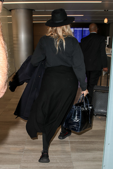 Pregnant Khloe Kardashian hides her baby bump at LAX. Pregnant Khloe Kardashian,Khloe Kardashian,khloe kardashian baby bump,Khloe Kardashian pregnant,Khloe Kardashian baby bump pics,Khloe Kardashian baby bump images,Khloe Kardashian baby bump stills,Khloe Kardashian baby bump pictures,Khloe Kardashian baby b