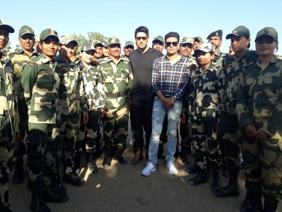 Over a four day long stay at the camp, team Aiyaary engaged with Army Jawaans extensively. From following their daily routine to cooking food at the canteen, team Aiyaary had a memorable stay with the Jawans. Neeraj Pandey,Manoj Bajpayee,Sidharth Malhotra,Rakul Preet Singh,Pooja Chopra