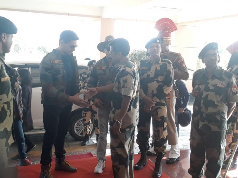The team began with an early morning PT drill in camp. The physical training included long jump, jumping over 6 feet wall, rope climbing. Sidharth Malhotra also practiced carrying an injured soldier on the shoulder which was monitored by mentor Manoj Bajpayee. Neeraj Pandey,Manoj Bajpayee,Sidharth Malhotra,Rakul Preet Singh,Pooja Chopra