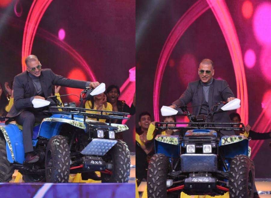 Akshay Kumar attends the 'Umang Mumbai Police Show 2018' at Bandra Kurla Complex in Mumbai. Ranveer Singh,Deepika Padukone,Shah Rukh Khan,Anushka Sharma,Akshay Kumar,Umang Mumbai Police Show 2018,Umang Mumbai Police Show,Celebs at Umang Mumbai Police Show,Umang Mumbai Police Show pics,Umang Mumbai Police Show images,Umang Mumbai Police Show stil