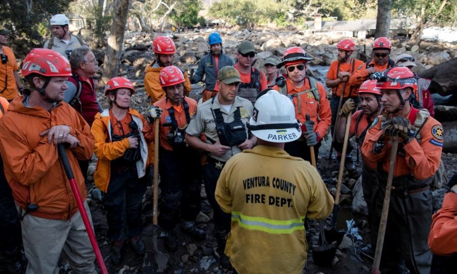 Ventura Search & Rescue volunteers (in orange) listen to a briefing from a Ventura County firefighter on Glen Oaks Road in Montecito, California, U.S., January 10, 2018. Deadly mudslides,mudslides,Southern California,Southern California mudslides