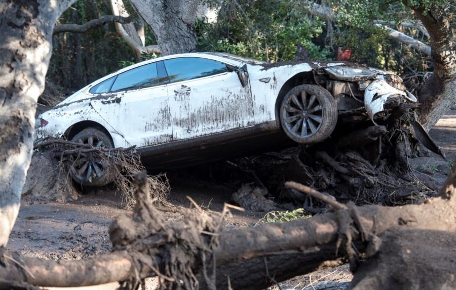A car sits tangled in debris after being destroyed by mudslides in Montecito, California, U.S., January 10, 2018. Deadly mudslides,mudslides,Southern California,Southern California mudslides