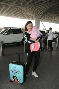 Soha Ali Khan was spotted with her daughter Inaaya Naumi Kemmu at Mumbai Airport.
