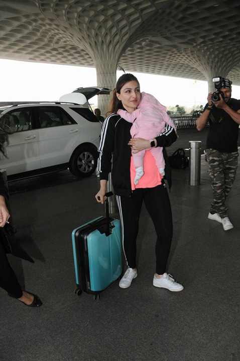 Soha Ali Khan was spotted with her sleeping daughter Inaaya Naumi Kemmu at Airport. Soha Ali Khan,actress Soha Ali Khan,Soha Ali Khan with daughter,Inaaya Naumi Kemmu,Inaaya Naumi Kemmu pics,Inaaya Naumi Kemmu images,Inaaya Naumi Kemmu pictures