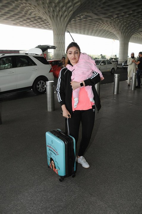 Soha Ali Khan was spotted with her daughter Inaaya Naumi Kemmu at Mumbai Airport on 16th January 2018. Soha Ali Khan,actress Soha Ali Khan,Soha Ali Khan with daughter,Inaaya Naumi Kemmu,Inaaya Naumi Kemmu pics,Inaaya Naumi Kemmu images,Inaaya Naumi Kemmu pictures