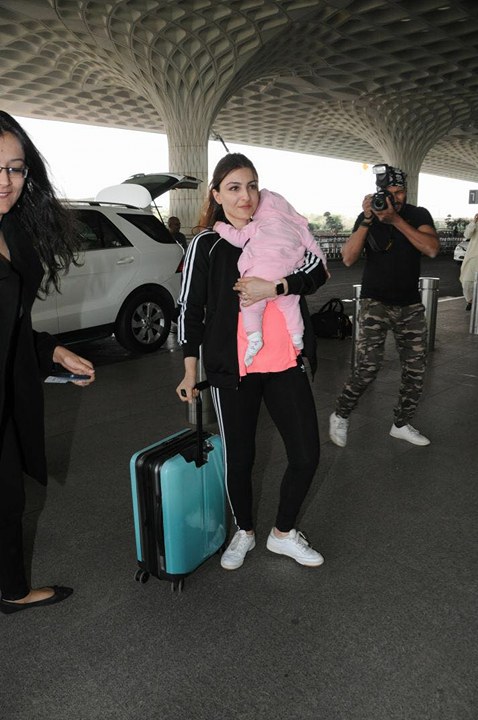 Bollywood actress Soha Ali Khan was spotted with her daughter Inaaya Naumi Kemmu at Mumbai Airport on 16th January 2018. Soha Ali Khan,actress Soha Ali Khan,Soha Ali Khan with daughter,Inaaya Naumi Kemmu,Inaaya Naumi Kemmu pics,Inaaya Naumi Kemmu images,Inaaya Naumi Kemmu pictures
