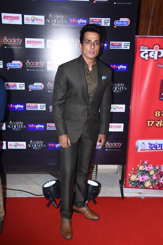 Sonu Sood poses for photographers on her arrival at the 'Society Achievers Awards 2018' in Mumbai. Hema Malini,Rohit Shetty,Sonu Sood,Tusshar Kapoor,Society Achievers Awards 2018,Society Achievers Awards,celebs at Society Achievers Awards,Society Achievers Awards pics,Society Achievers Awards images,Society Achievers Awards stills,Society Achievers Awa