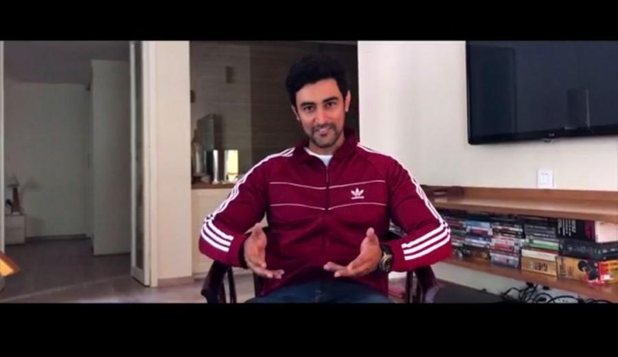 Kunal Kapoor recalls visiting Mumbai's suburbian single screen theatre with Hrithik Roshan to gauge audience reactions on Day 1 of Kaho na Pyar hai's release. He shares, " "I saw the public pouncing on Hrithik (Roshan), some were pulling his shirt, some were reaching out for his hair, some were trying to hug him. I somehow reached out to him and took him out and he was just completely shocked because no one had anticipated such a reaction. He was shocked and he looked at me and said, 'Is this good or is this bad?' I said this is great." Kunal Kapoor,Hrithik Roshan,Kunal Kapoor and Hrithik Roshan,Kaho Na Pyar Hai