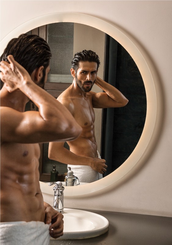 Kartik Aaryan is the perfect boy you would like to introduce your parents to. Well, but looking at his recent transformation, in an avatar we have never seen him before.. He is a new entry in the brigade of fit actors with drool worthy abs and the perfect one to be pinned on your board and give girls sleepless nights. Chocolate boy Kartik Aaryan has surely unleashed his sexiness for his next film Sonu Ke Titu Ki Sweety. The actor has worked really hard on his body and the results are for all to see. This new physique of Kartik Aaryan which has fogged up your horn-rimmed glasses will be seen in a new Yo Yo Honey Singh Song ‘Chhote Chhote Peg'. The song required few body shots of Kartik and the actor put in his all to achieve the desirable results. Kartik Aaryan,actor Kartik Aaryan,Kartik Aaryan incredible Transformation,Kartik Aaryan Transformation,Sonu Ke Titu Ki Sweety,Kartik Aaryan Sonu Ke Titu Ki Sweety