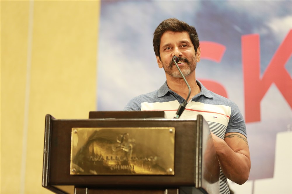 Actor Vikram addresses media during Sketch success meet. Vikram,S Thaman,Kalaipuli S Thanu,Sketch success meet,Sketch,Sketch success meet pics,Sketch success meet images,Sketch success meet stills,Sketch success meet pictures,Sketch success meet photos