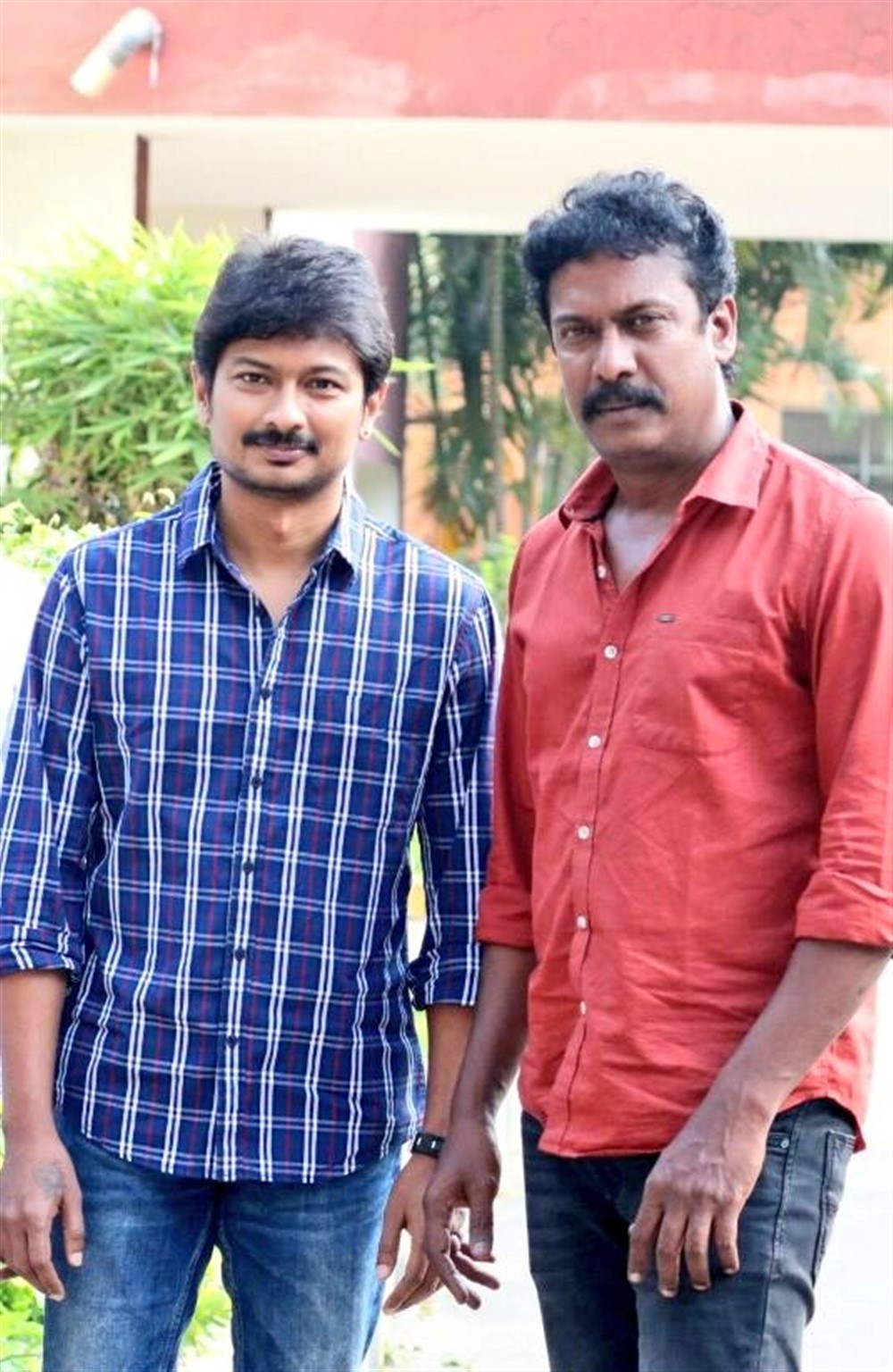 Udhayanidhi Stalin, Samuthirakani pose together during Nimir audio launch. Udhayanidhi Stalin,Samuthirakani,Parvathy Nair,Nimir,Nimir audio launch,Nimir music launch,Nimir audio launch pics,Nimir audio launch images,Nimir audio launch stills,Nimir audio launch pictures,Nimir music launch pics,Nimir music launch images,Nimir musi