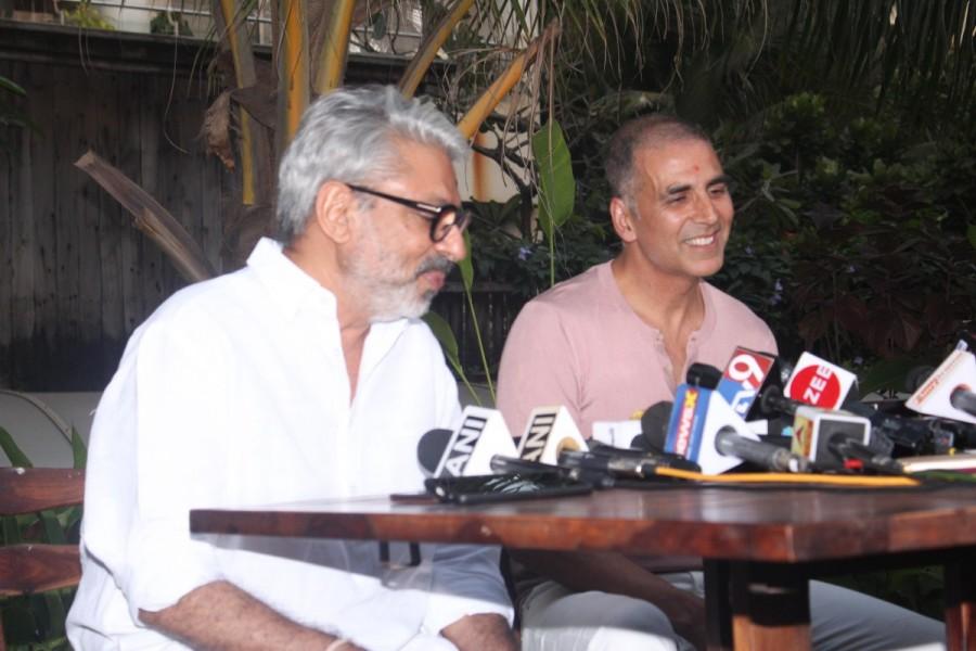 On Friday evening, Akshay Kumar, together with Sanjay Leela Bhansali, announced the postponement of "Pad Man", so that Bhansali's "Padmaavat" can get a solo release. Akshay Kumar,Sanjay Leela Bhansali,Padman vs Padmaavat,Padman,Padmaavat,Padmaavat release